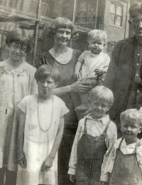 Harvey &amp; Virginia Wolfe with children
